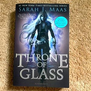 A Throne of Glass by Sarah J Maas Paperback